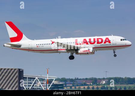 Stuttgart, Germania - 23 Maggio 2019: Lauda Airbus A320 aereo all'aeroporto di Stoccarda (STR) in Germania. Foto Stock