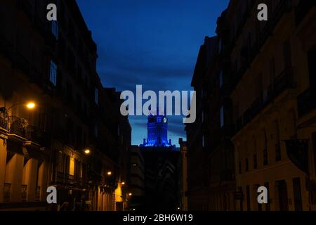 Madrid, Spagna. 24 Aprile 2020. La bandiera spagnola si flutter a metà albero al Municipio di Madrid, durante l'epidemia di coronavirus (COVID-19), a Madrid, Spagna Credit: CORDON PRESS/Alamy Live News Foto Stock