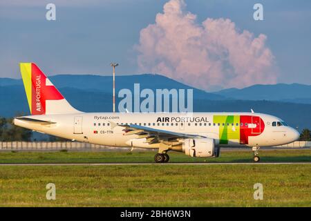 Mulhouse, Francia – 31 agosto 2019: AEREO TAP Air Portugal Airbus A319 all'aeroporto di Basilea Mulhouse (EAP) in Francia. Foto Stock