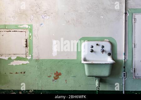 Vecchio lavandino per lavarsi le mani all'interno della zona pranzo cucina dal Palazzo della cella della prigione di Alcatraz San Francisco California USA Foto Stock