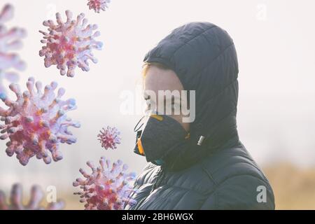Donna che indossa una vera e propria maschera anti-inquinamento e anti-virus al di fuori. SARS COVID-19 concetto pandemico Foto Stock
