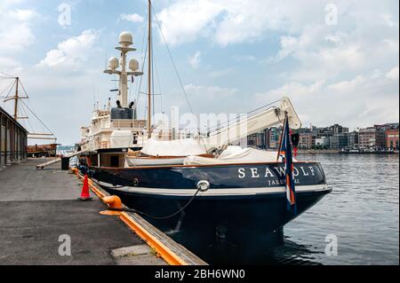 Oslo, Norvegia, 27 luglio 2013: Porto, zona portuale di Oslo con una nave ormeggiata. Editoriale. Foto Stock