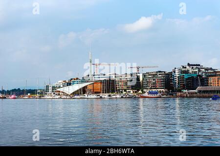 Oslo, Norvegia, 27 luglio 2013: Porto, la zona portuale di Oslo con barche a vela d'epoca in una giornata nuvolosa. Editoriale. Foto Stock