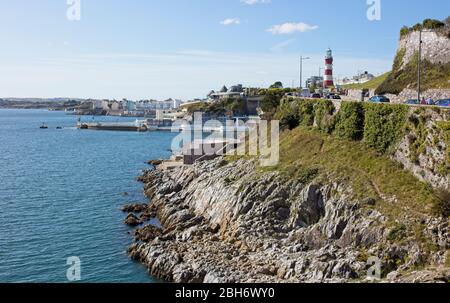 Il lungomare di Plymouth a Hoe Park con il The TInside Lido e la Smeaton's Tower, Devon, Inghilterra, Regno Unito. Foto Stock