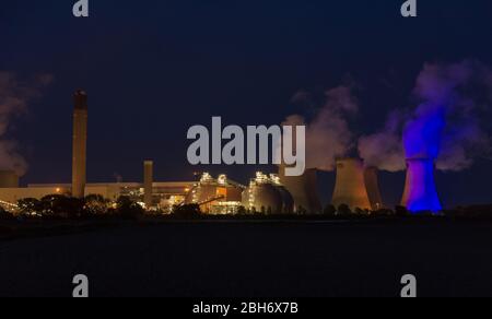 Drax, North Yorkshire, Regno Unito. Effetto sbalorditivo di una luce blu su una delle torri di raffreddamento di una centrale elettrica a sostegno di Thursday night's Clap for NHS Foto Stock
