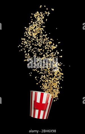 Volare delizioso popcorn fresco da secchio a strisce di carta rosso e bianco isolato su sfondo nero. Pop corn stile cinema Foto Stock