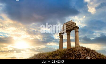 Roma, Italia - 28 aprile 2019 - veduta delle famose colonne delle rovine romane all'alba di Roma Foto Stock