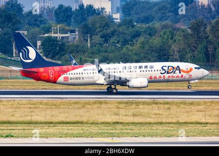 Pechino, Cina – 2 ottobre 2019: SDA Shandong Airlines Boeing 737-800 aereo all'aeroporto internazionale di Pechino (PEK) in Cina. Foto Stock