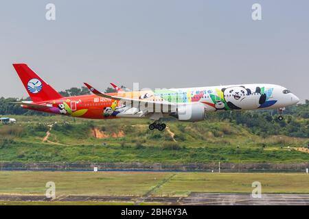 Chengdu, Cina – 22 settembre 2019: Aeroplano A350-900 della Sichuan Airlines all'aeroporto di Chengdu (CTU) in Cina. Foto Stock