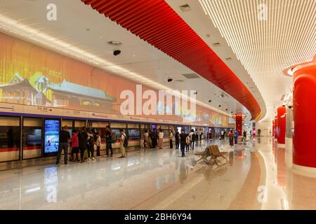 Pechino, Cina – 30 settembre 2019: Stazione della metropolitana MRT dell'aeroporto di Pechino Daxing in Cina. Foto Stock