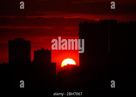 24 aprile 2020, Mandaluyong City, Regione capitale Nazionale, Filippine: È il 40 ° giorno di blocco questo 24 aprile. Una vista del tramonto sul Monte Mariveles tra i 2 edifici mentre è visto da Plainview a Mandaluyong City...la quarantena della comunità potenziata è stata estesa fino a maggio 15, a partire dall'aprile 30 originariamente previsto. (Credit Image: © George Buid/ZUMA Wire) Foto Stock