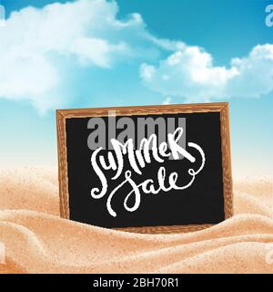 Bella spiaggia tropicale con sfondo sole, concetto di vacanza estiva. Vendita estiva scritta disegnata a mano. Illustrazione vettoriale con sabbia e nuvole realistiche. Illustrazione Vettoriale