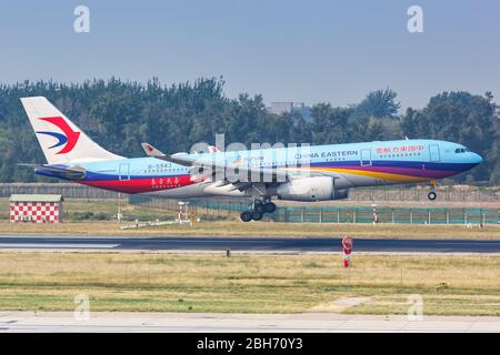 Pechino, Cina – 2 ottobre 2019: Aeroplano China Eastern Airlines Airbus A330-200 all'aeroporto di Pechino Capital (PEK) in Cina. Foto Stock