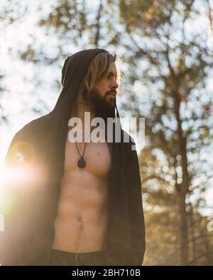 Ritratto di giovane uomo bearded con bella luce del sole, è agganciato Foto Stock