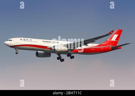 Shanghai, Cina – 28 settembre 2019: Aereo Shanghai Airlines Airbus A330-300 all'aeroporto Shanghai Hongqiao (SHA) in Cina. Foto Stock