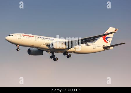 Shanghai, Cina – 28 settembre 2019: Aeroplano China Eastern Airlines Airbus A330-200 all'aeroporto Shanghai Hongqiao (SHA) in Cina. Foto Stock