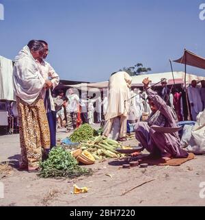 Pakistan, Islamabad, commercianti di mercato di piccola impresa con la gente locale che acquista al mercato di venerdì di Juma Bazaar, dopo le preghiere del venerdì mattina Foto Stock