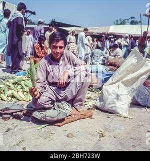 Pakistan, Islamabad, commercianti di mercato di piccola impresa con la gente locale che acquista al mercato di venerdì di Juma Bazaar, dopo le preghiere del venerdì mattina Foto Stock