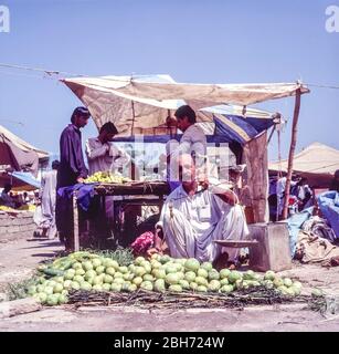 Pakistan, Islamabad, commercianti di mercato di piccola impresa con la gente locale che acquista al mercato di venerdì di Juma Bazaar, dopo le preghiere del venerdì mattina Foto Stock