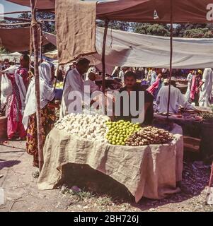 Pakistan, Islamabad, commercianti di mercato di piccola impresa con la gente locale che acquista al mercato di venerdì di Juma Bazaar, dopo le preghiere del venerdì mattina Foto Stock