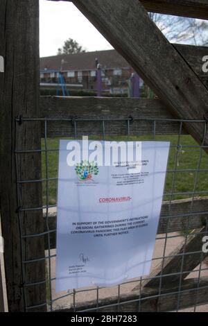 Cartello di divieto sul cancello al parco giochi del villaggio a Walberton, Sussex occidentale, durante il blocco dei coronavirus, marzo 2020 Foto Stock