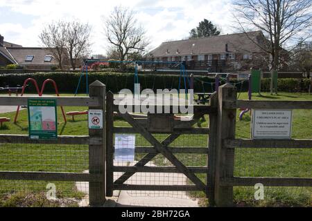 Il parco giochi del villaggio a Walberton, West Sussex, è deserto durante il blocco del coronavirus, marzo 2020 Foto Stock