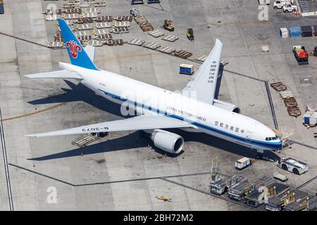 Los Angeles, California – 14 aprile 2019: Foto aerea del China Southern Cargo Boeing 777F aereo a Los Angeles International Airport (LAX) a Cali Foto Stock