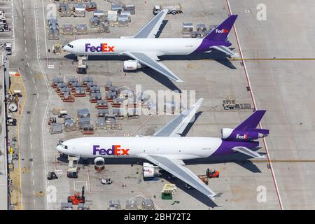 Los Angeles, California – 14 aprile 2019: Foto aeree degli aerei FedEx Express all'Aeroporto Internazionale di Los Angeles (LAX) in California. Foto Stock