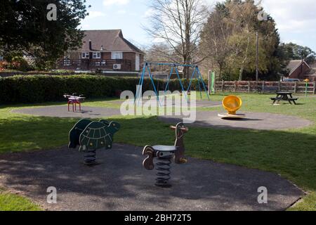 Il parco giochi del villaggio a Walberton, West Sussex, è deserto durante il blocco del coronavirus, marzo 2020 Foto Stock