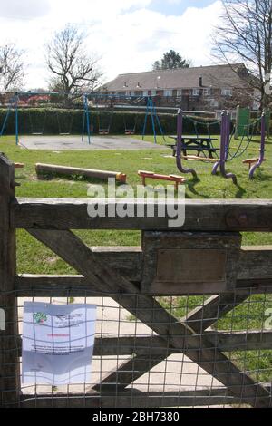 Il parco giochi del villaggio a Walberton, West Sussex, è deserto durante il blocco del coronavirus, marzo 2020 Foto Stock