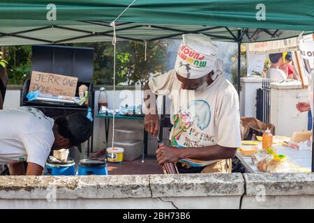 LONDRA, REGNO UNITO – 26 AGOSTO 2013: Cibo di strada servito da gente afro caraibica al Notting Hill Carnival Foto Stock