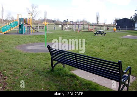 Il parco giochi del villaggio a Walberton, West Sussex, è deserto durante il blocco del coronavirus, marzo 2020 Foto Stock