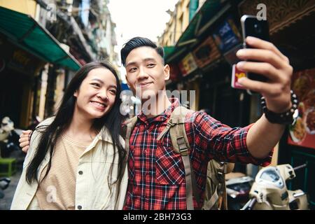 Primo piano selfie di giovani amici vietnamiti felici Foto Stock