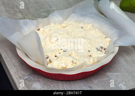 pasta cruda di casseruola di formaggio casolare in un piatto rotondo di cottura in ceramica Foto Stock