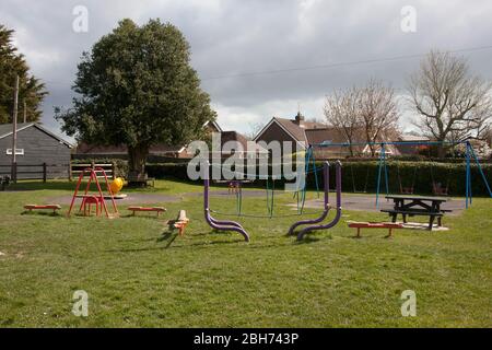 Il parco giochi del villaggio a Walberton, West Sussex, è deserto durante il blocco del coronavirus, marzo 2020 Foto Stock