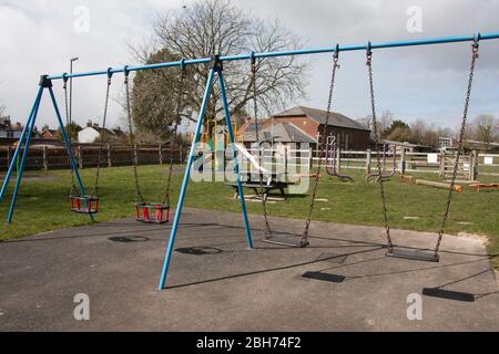 Il parco giochi del villaggio a Walberton, West Sussex, è deserto durante il blocco del coronavirus, marzo 2020 Foto Stock