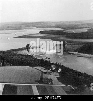 MÖHNE DIGA violata dai bombardieri Lancaster da RAF 617 Squadron durante l'operazione castigare 16-17 maggio 1943. Foto di ricognizione di F/o Jerry Fray 542 Squadron dal suo Spitfire PR IX. Nota palloncini di sbarramento sopra la diga. Foto Stock