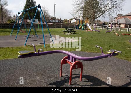 Il parco giochi del villaggio a Walberton, West Sussex, è deserto durante il blocco del coronavirus, marzo 2020 Foto Stock