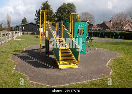 Il parco giochi del villaggio a Walberton, West Sussex, è deserto durante il blocco del coronavirus, marzo 2020 Foto Stock