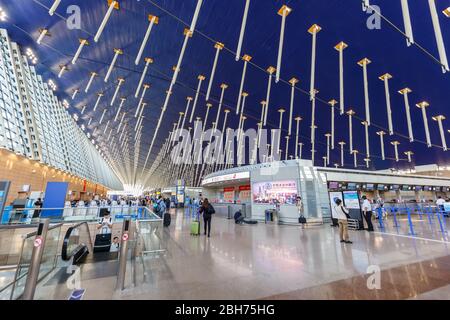 Shanghai, Cina – 27 settembre 2019: Terminal 1 all'aeroporto internazionale di Shanghai Pudong (PVG) in Cina. Foto Stock