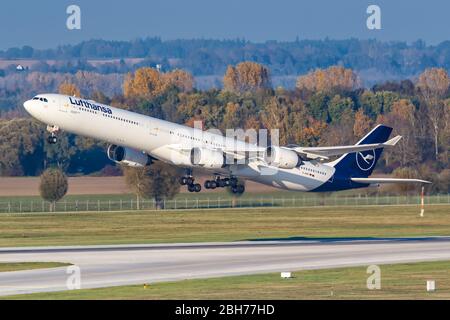 Monaco di Baviera, Germania – 26 ottobre 2019: Aereo Lufthansa Airbus A340-600 all'aeroporto di Monaco (MUC) in Germania. Foto Stock