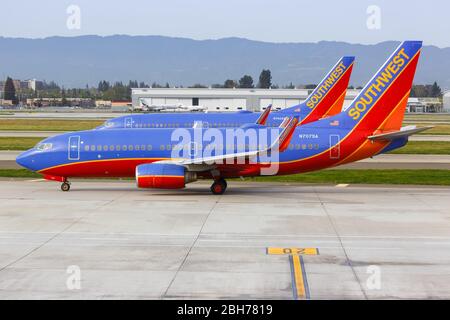 San Jose, California – 11 aprile 2019: Aerei Boeing 737-700 della Southwest Airlines all'aeroporto di San Jose (SJC) in California. Foto Stock