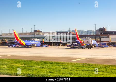 San Jose, California – 10 aprile 2019: Aerei Boeing 737-700 della Southwest Airlines all'aeroporto di San Jose (SJC) in California. Foto Stock