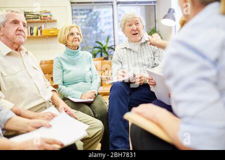 Anziani e terapisti in terapia di gruppo o psicoterapia di gruppo Foto Stock