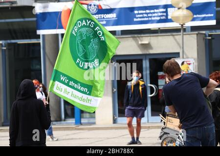 Jena, Germania. 24 Aprile 2020. Partecipanti a uno stand dimostrativo sulla strada con poster colorati. È qui che si svolge il quinto sciopero globale del venerdì per il futuro. Credit: Bodo Schackow/dpa-Zentralbild/dpa/Alamy Live News Foto Stock