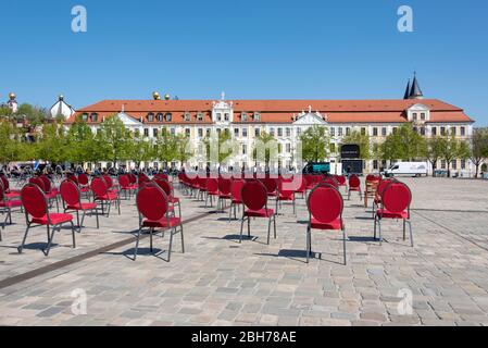 Germania, Magdeburg, 24 aprile 2020: A Magdeburg, i proprietari dei ristoranti hanno allestito 1000 sedie sulla piazza della cattedrale. Protestano contro lo spegnimento. La crisi di Corona minaccia la morte di pub e ristoranti in Germania. Credit: Matto Kaminer/Alamy Live News Foto Stock