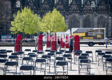 Germania, Magdeburg, 24 aprile 2020: A Magdeburg, i proprietari dei ristoranti hanno allestito 1000 sedie sulla piazza della cattedrale. Protestano contro lo spegnimento. La crisi di Corona minaccia la morte di pub e ristoranti in Germania. Credit: Matto Kaminer/Alamy Live News Foto Stock