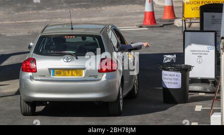 NUMBERPLATE PIXELATED DA PA PICTURE DESK UNA persona utilizza un nuovo covid-19 centro di test a Liverpool, come il Regno Unito continua in blocco per contribuire a frenare la diffusione del coronavirus. Foto Stock