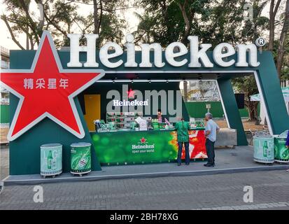 KAOHSIUNG, TAIWAN -- 19 FEBBRAIO 2018: Una bancarella all'aperto della birreria Heineken vende bevande alcoliche durante un evento all'aperto. Foto Stock