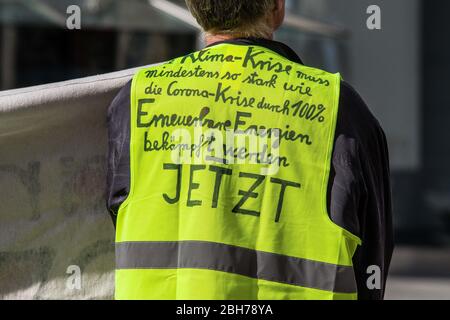 Monaco, Baviera, Germania. 24 Aprile 2020. Secondo severe normative e il monitoraggio da parte della polizia per il numero di partecipanti e le distanze, sotto 20 dai genitori per il futuro dimostrato per il clima a Monaco di Baviera Marienplatz in Germania, utilizzando motti come ''la protezione del clima è democratica' Credit: Sachelle Babbar/ZUMA Wire/Alamy Live News Foto Stock